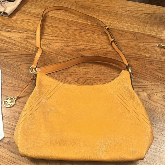 Michael Kors two-way shoulder bag and matching wallet with optional strap. - Picture 2 of 13